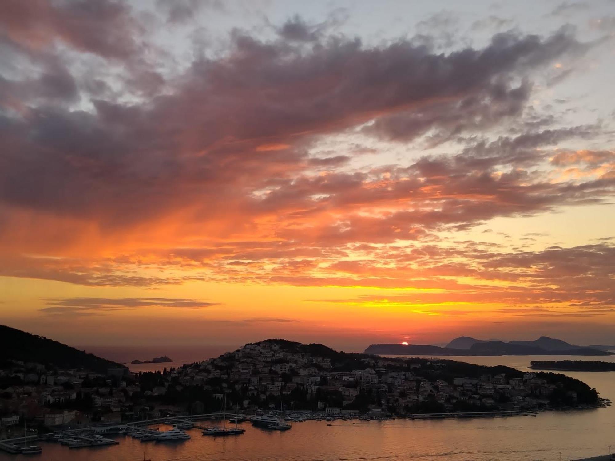Rooms Anela With Large Common Tarrace And Beautiful Sea View Ντουμπρόβνικ Εξωτερικό φωτογραφία