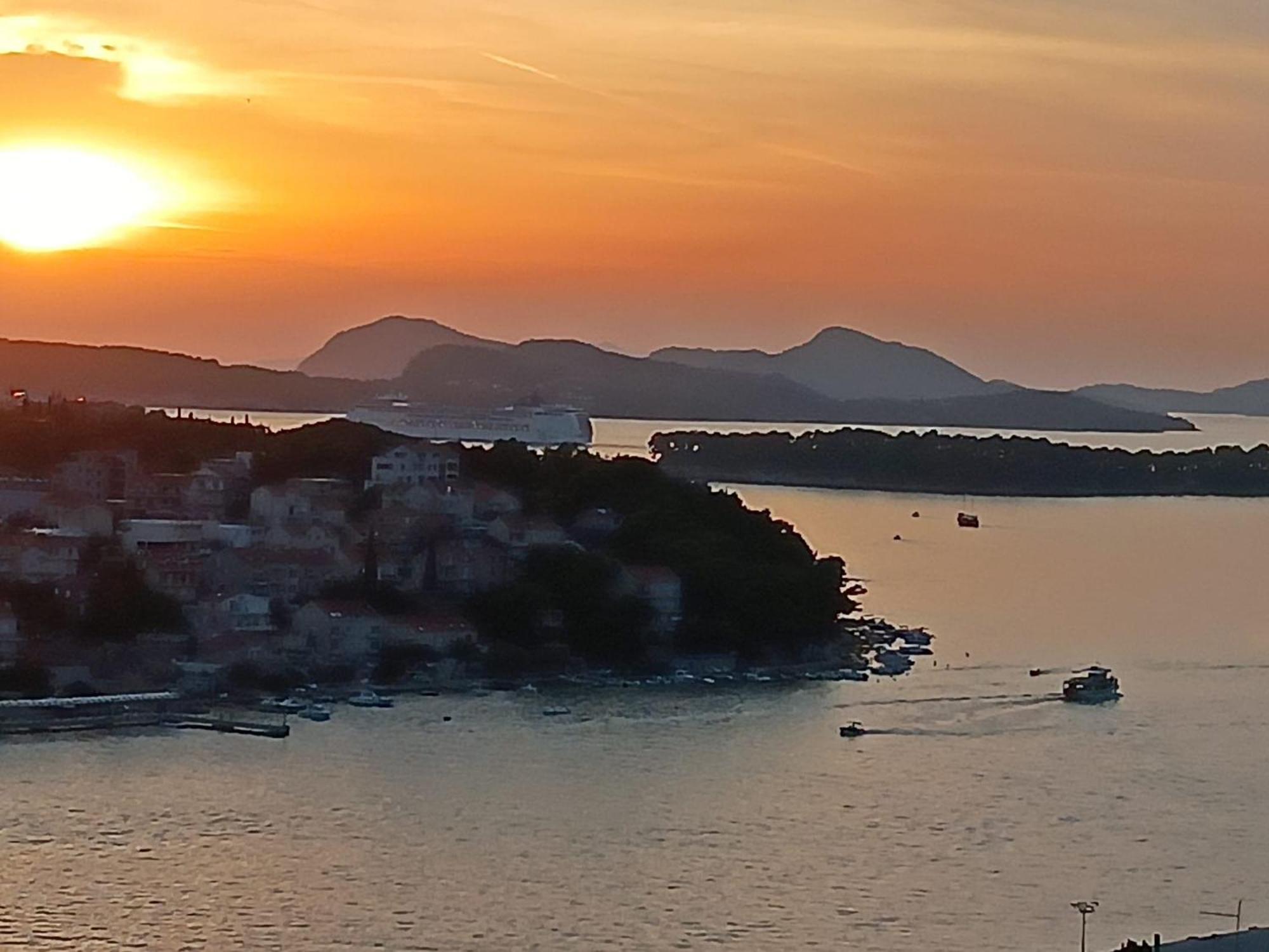 Rooms Anela With Large Common Tarrace And Beautiful Sea View Ντουμπρόβνικ Εξωτερικό φωτογραφία